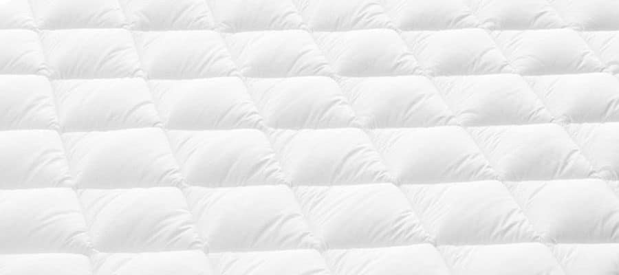 Close-up van een witte gewatteerde stof met ruitpatroon