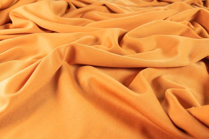 Close-up van gedrapeerde oranje stof