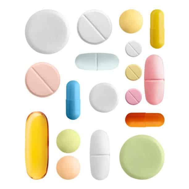 Slaappillen en tabletten in verschillende kleuren op een rij