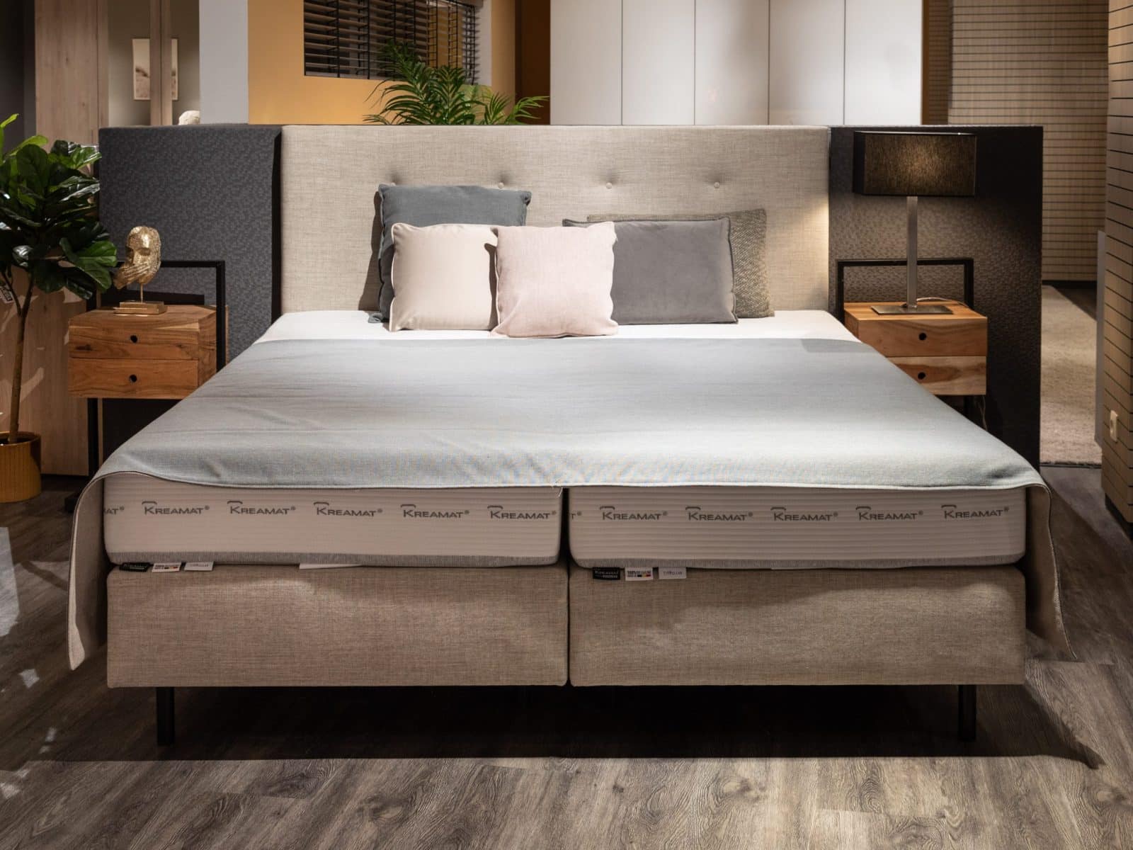 Boxspring met twee matrassen en verstelbare ligzijdes in een toonzaal