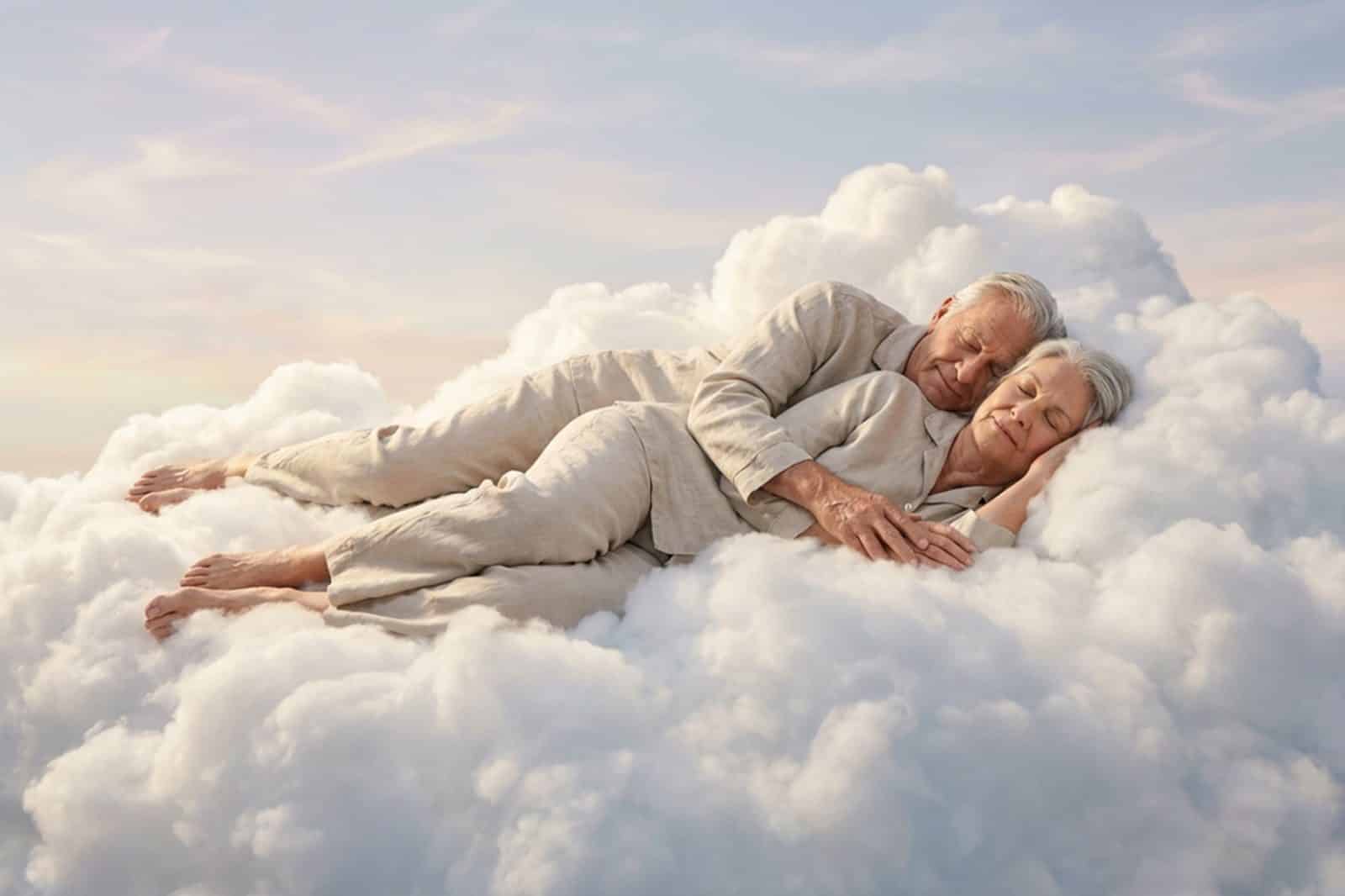 Ouder koppel dat rustig slaapt op een zachte wolk